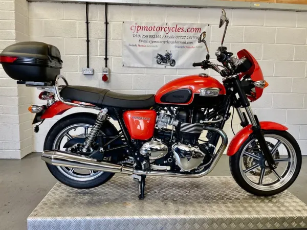 2011 Triumph Bonneville Se